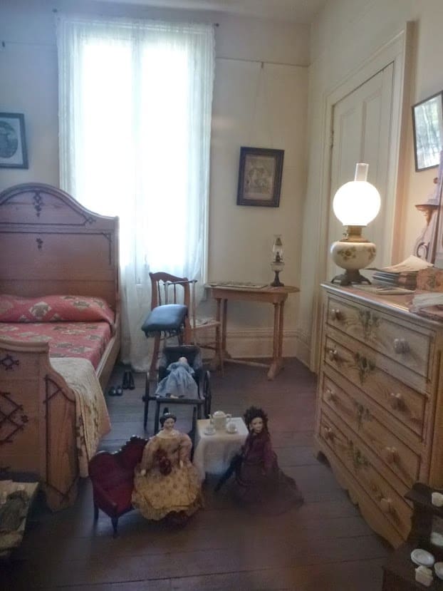 Antique bedroom with dolls