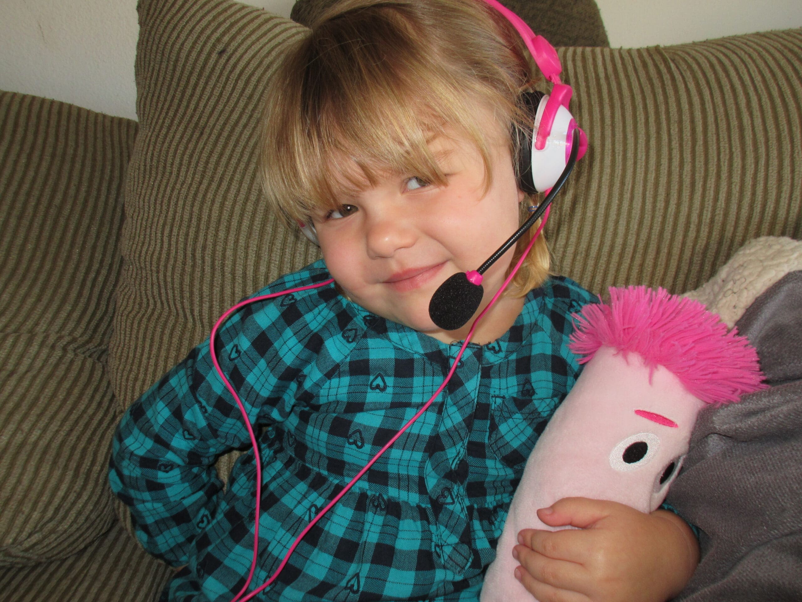 Little girl using her Kidz Gear Deluxe Headset