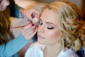 Makeup Trends make up artist lining eyes