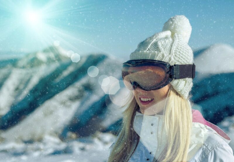 winter skin woman in goggles and a ski hat