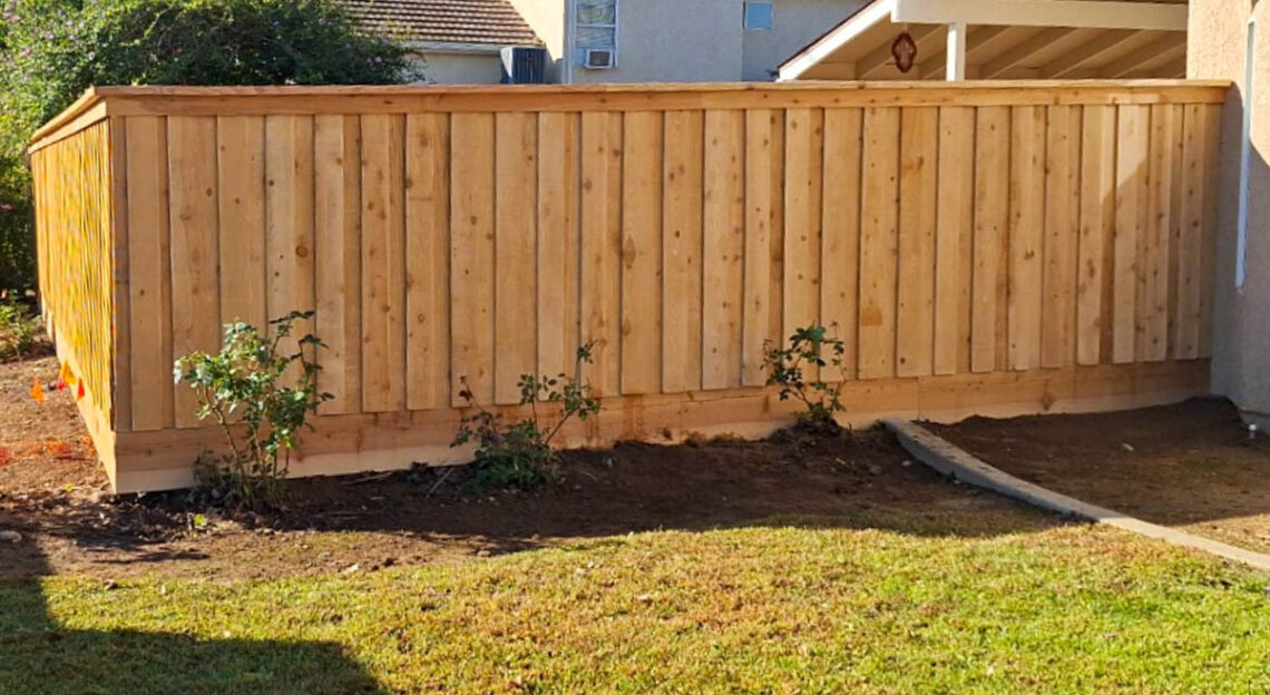 Kerb-Appeal-Fenceworks-Board-on-Board-Top-cap-Top-Trim-w-Grassboard_Cedar